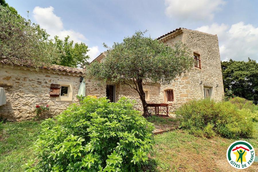 La terrasse privative au gîte, sans vis à vis, vue sur la truffière et les lavandes