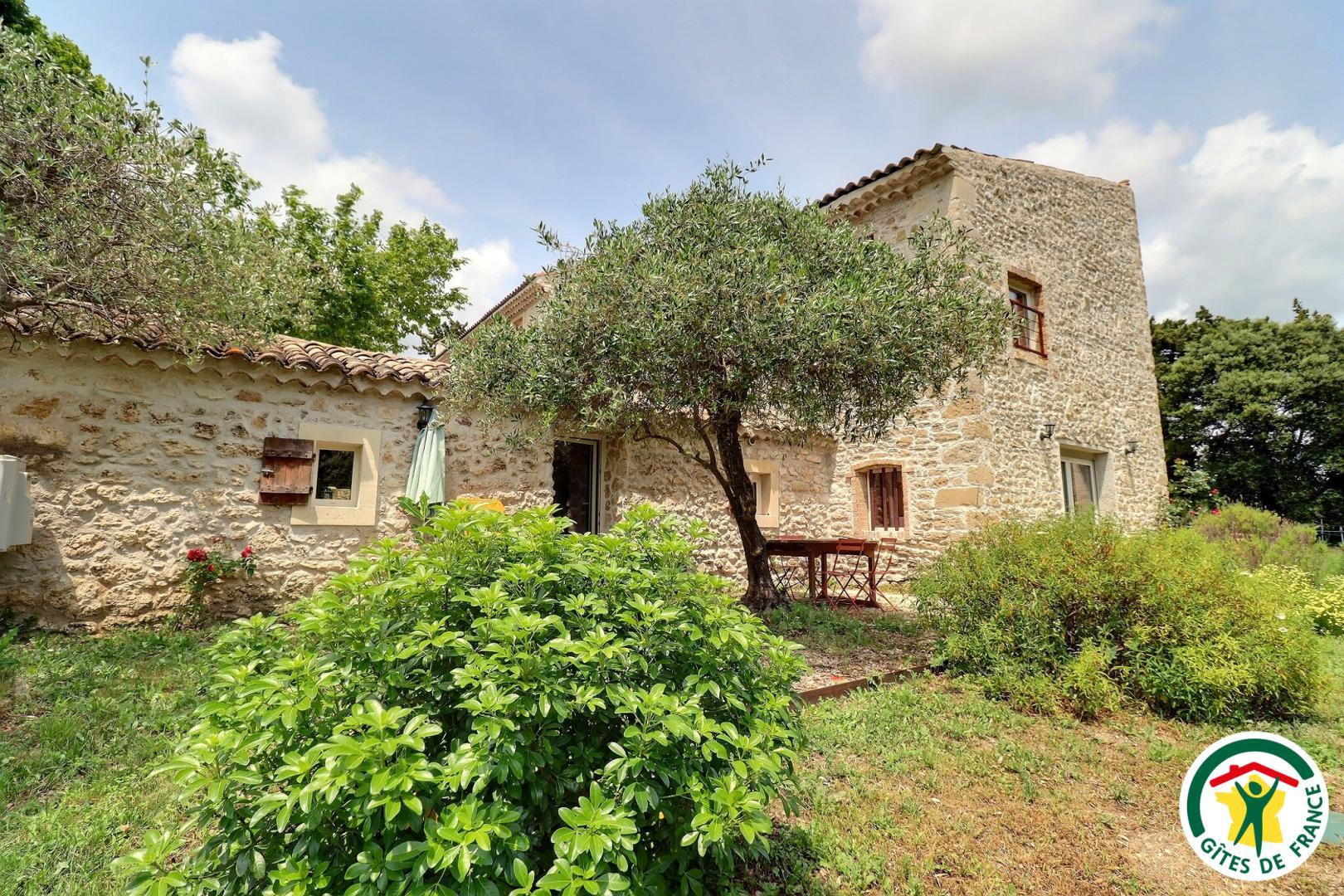 La terrasse privative au gîte, sans vis à vis, vue sur la truffière et les lavandes