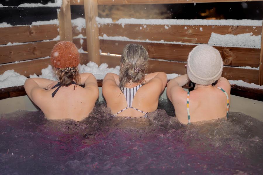 Trois copines dans le jacuzzi en hiver Trois copines dans le jacuzzi en hiver