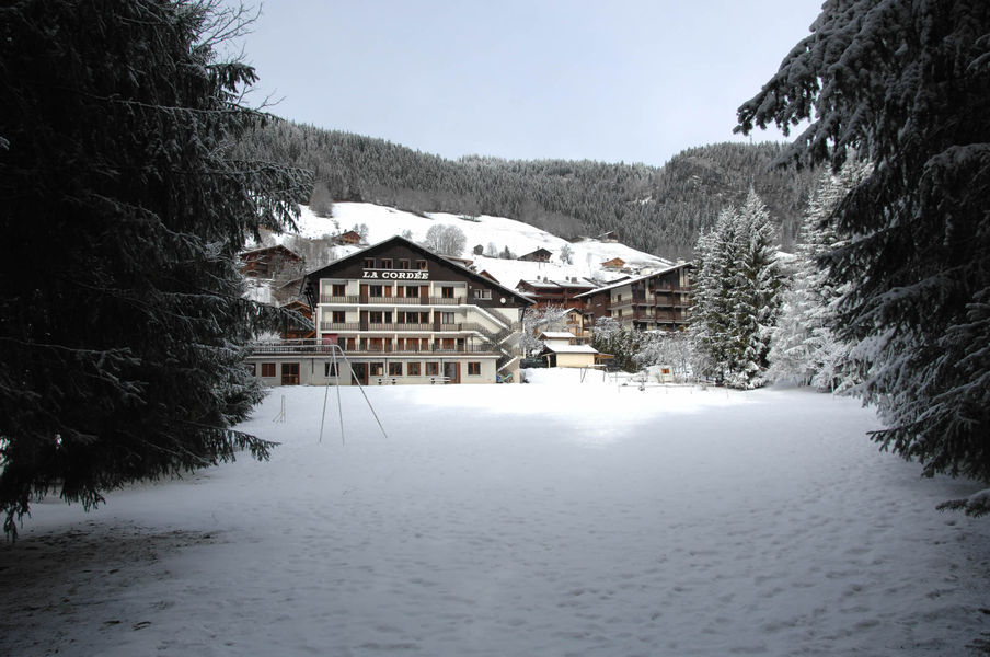 Centre de vacances la Cordée - l'hiver et le parc