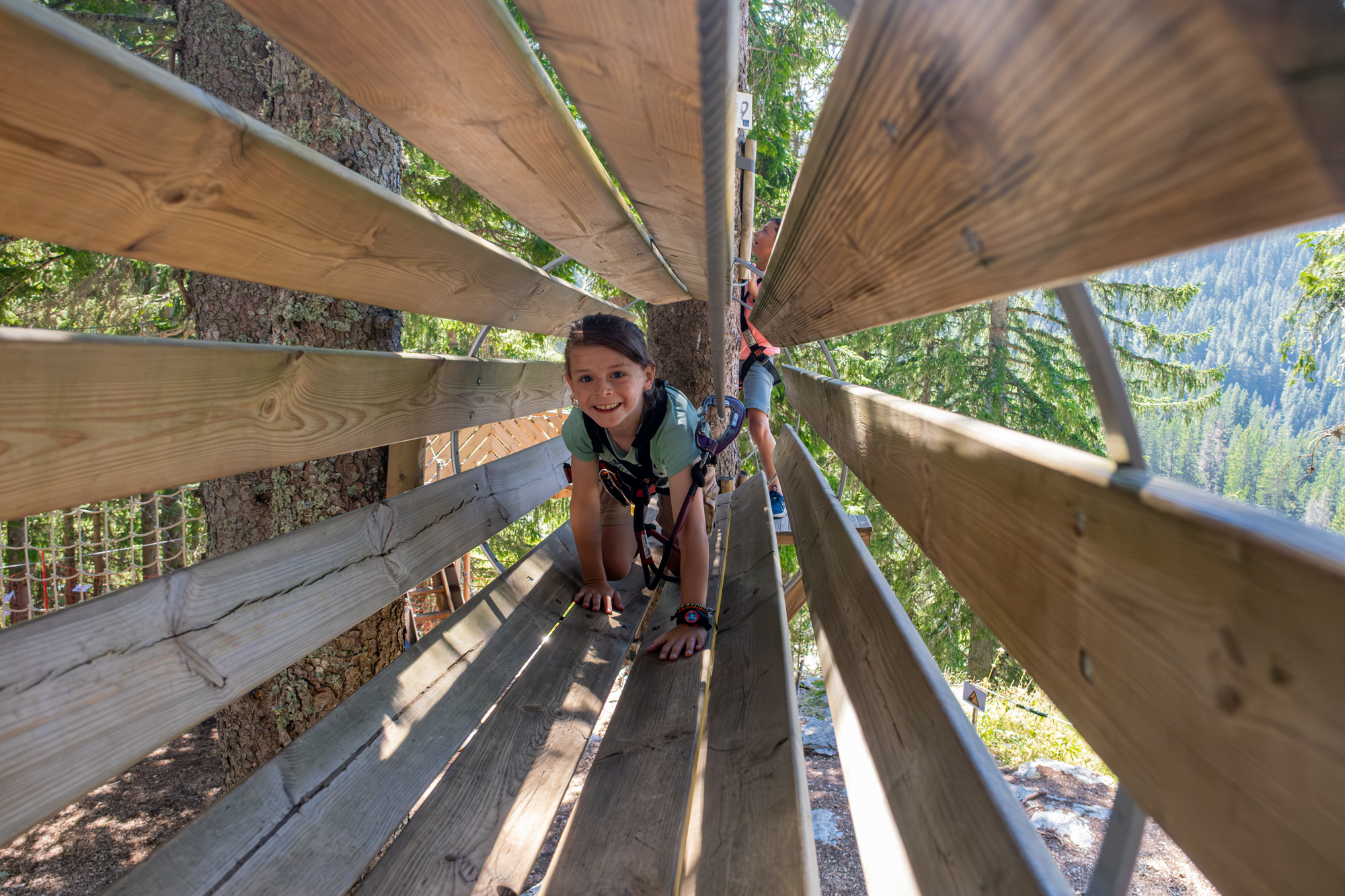 Fille dans le tube en bois