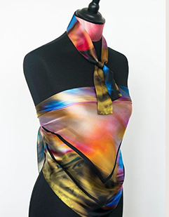 Photographies, bandeaux, foulards, bijoux (soie et métal), bijoux pour sacs 