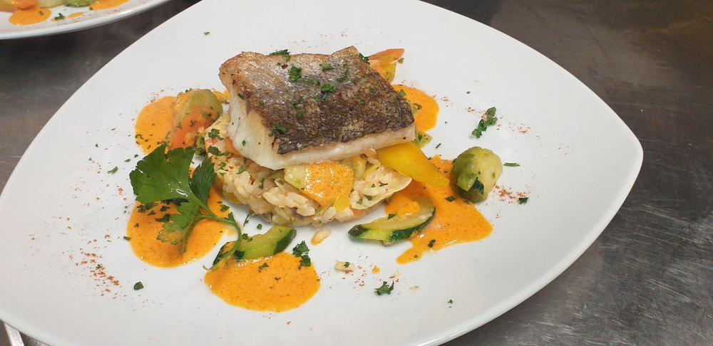 loup de mer sur exquisoto aux petits légumes et sauce chorizo