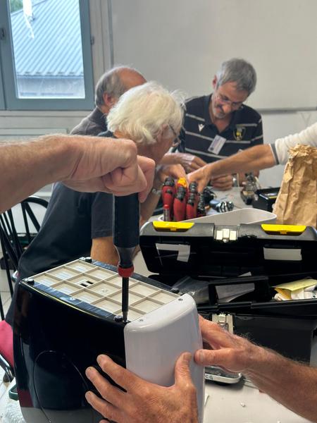 SERD - Réparation de vos appareils électriques dans le Repair Café éphémère à Saint-Mury-Monteymond