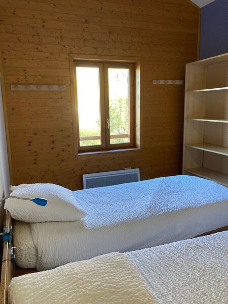 lits simples dans chambre privée avec fenêtre