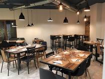 Salle de service de la chambre d'hôtes, tables à manger avec chaises,  chaises hautes et tables individuelles, décoration unie