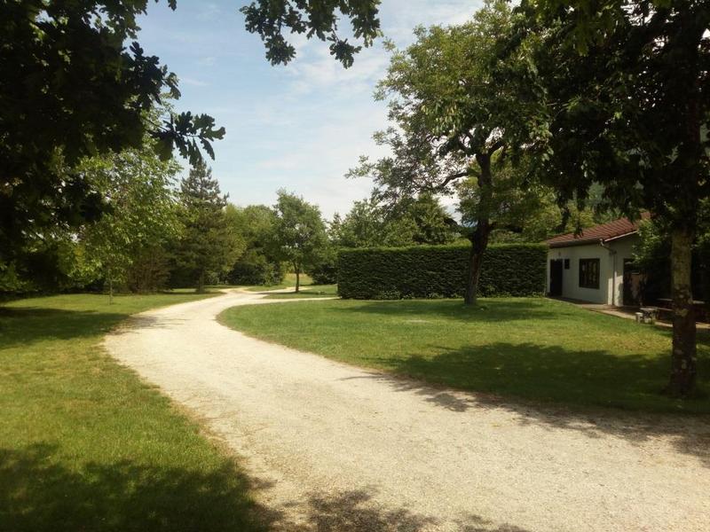 L4entrée du camping, avec les sanitaires