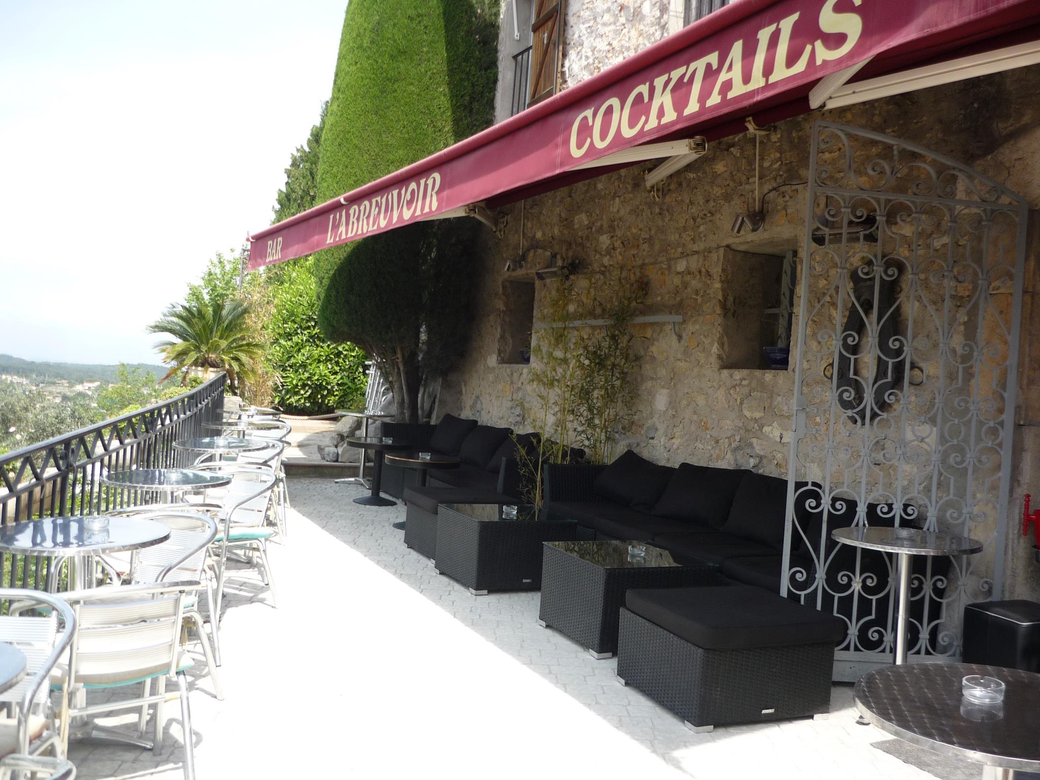 Terrase du bar à cocktails l'Abreuvoir à Mougins