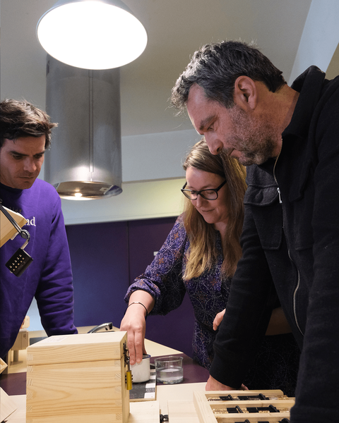 Deux hommes et une femme étudiant les indices de l'escape cook.