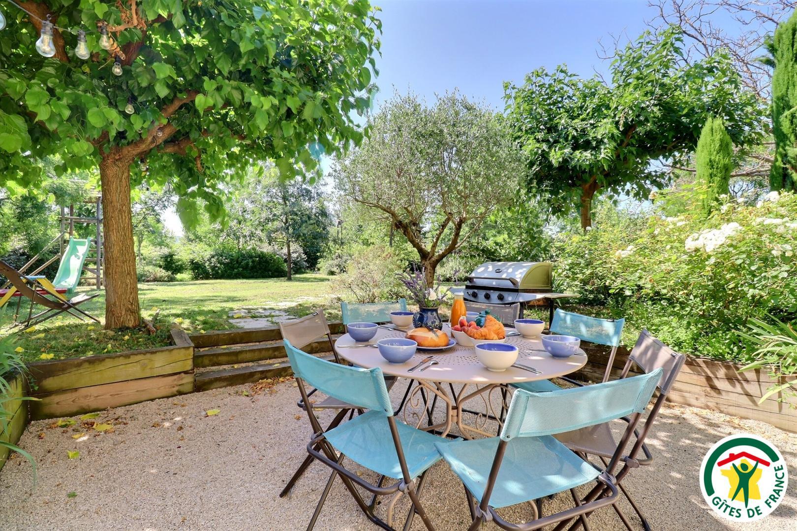 La terrasse privative, ombragée avec salon de jardin et barbecue gaz