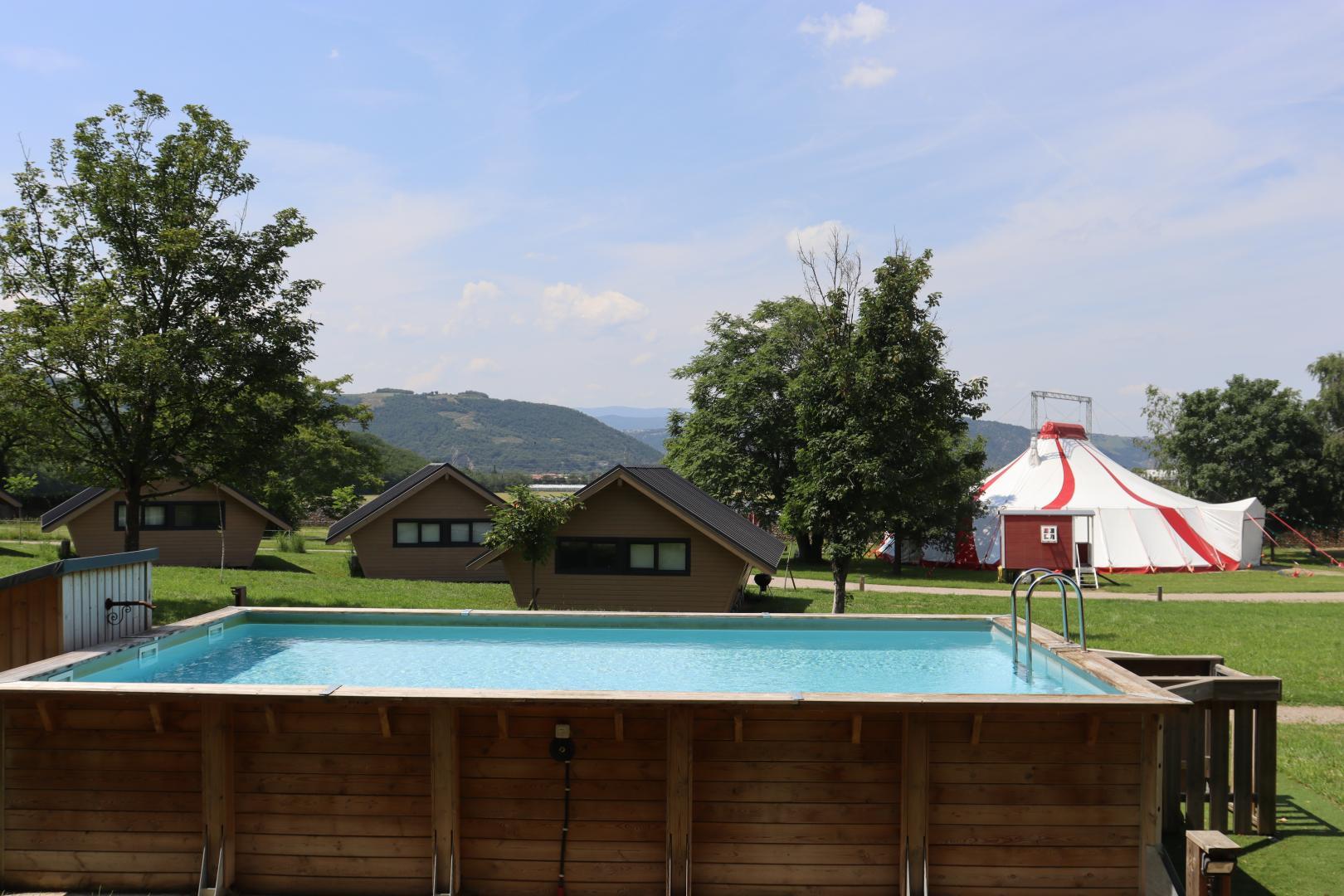 Commun : piscine hors sol à proximité des roulottes