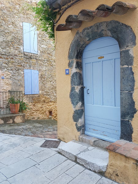 Portes anciennes à Gassin, l'un des Plus Beaux Villages de France - https://gassin.euPortes anciennes