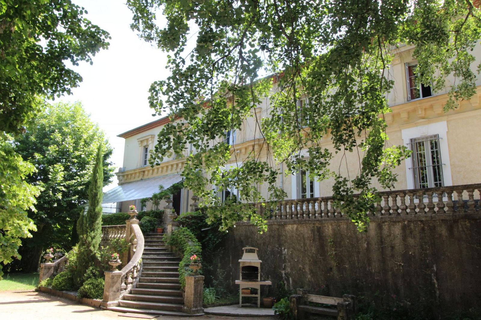 Barbecue à disposition avec salon de jardin