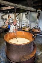 Expo photos "Fabrication du Beaufort d'alpage, au lac des Fées_Saint-Bonnet-de-…