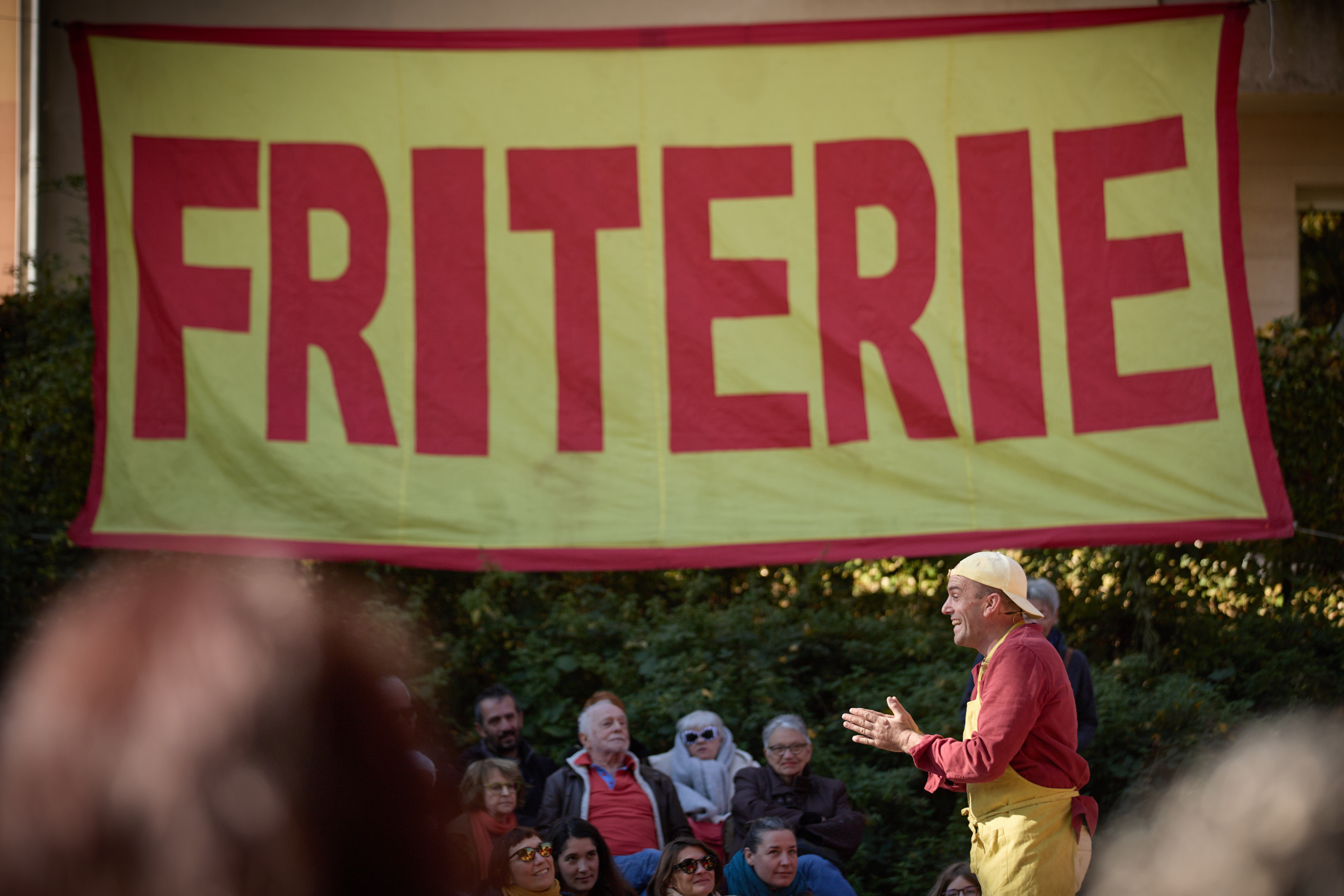 Spectacle de théâtre de rue : « Friterie mon ami.e » du collectif Bonjour Désordre