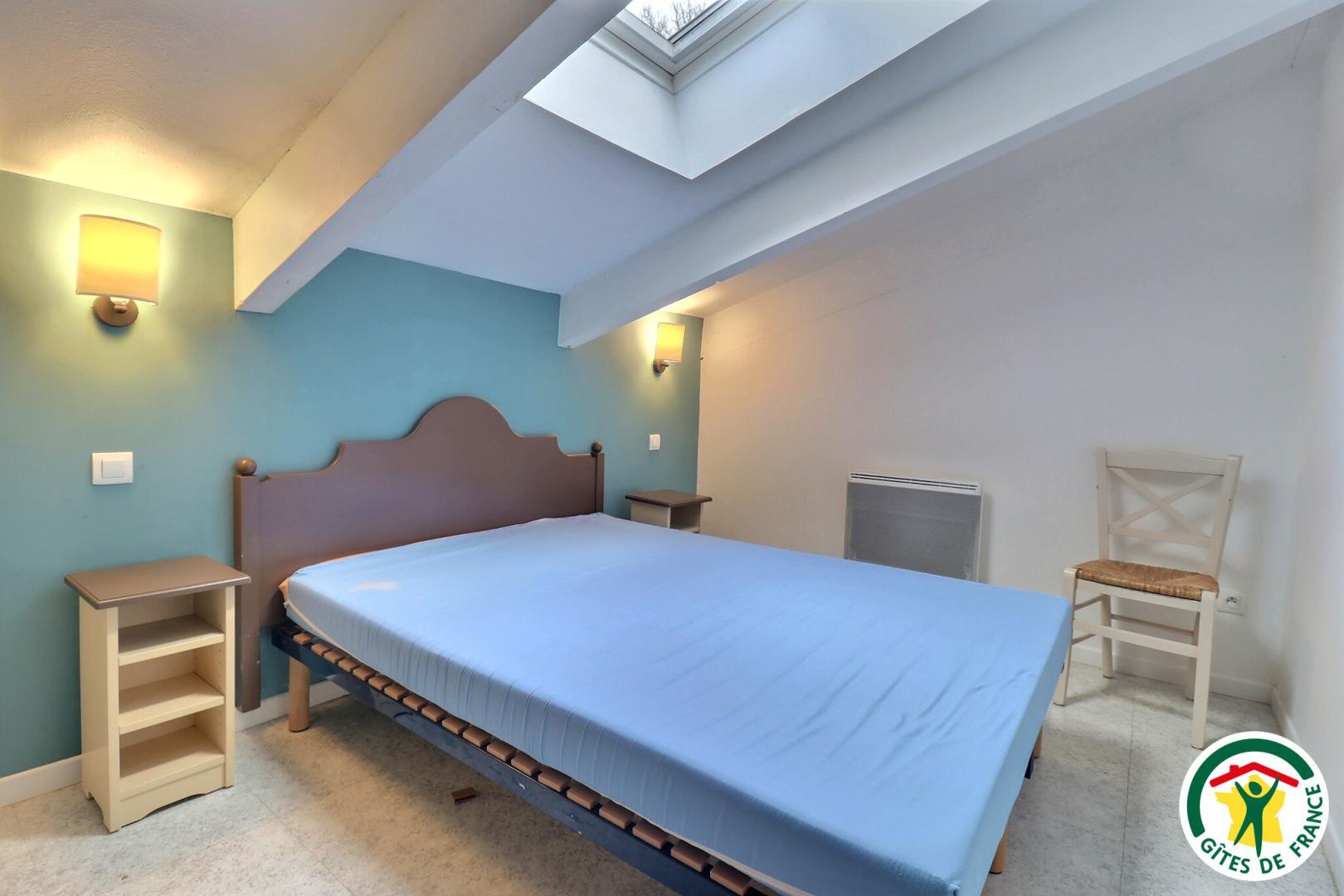 Chambre mansardée avec un lit double (1x140)