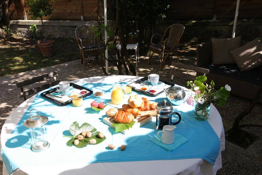 Petit-déjeuner sur la terrasse