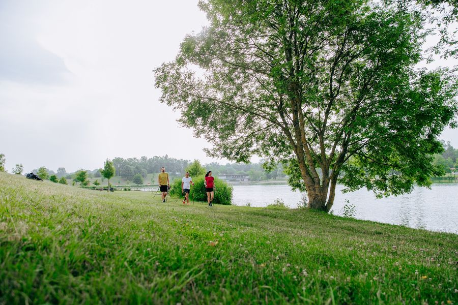 Marche nordique au bord du lac de Champos