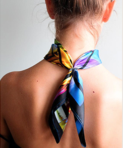 Photographies, bandeaux, foulards, bijoux (soie et métal), bijoux pour sacs 