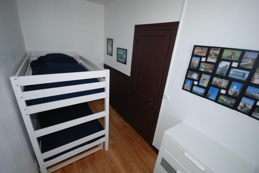 Une chambre 2 lits superposés.
