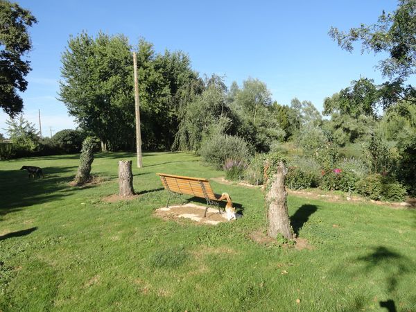 Détente assurée dans le parc avec ses bancs