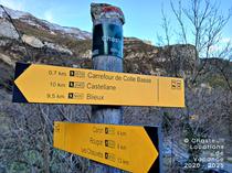 Le GR4, traverse le village, passe au pied des chambres et invite aux randonnées en montagne.