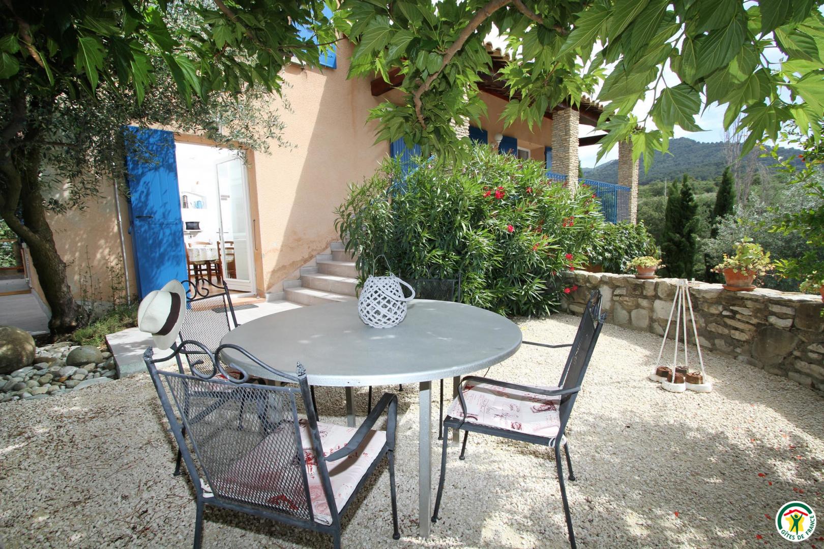 Terrasse ombragée avec accès cuisine