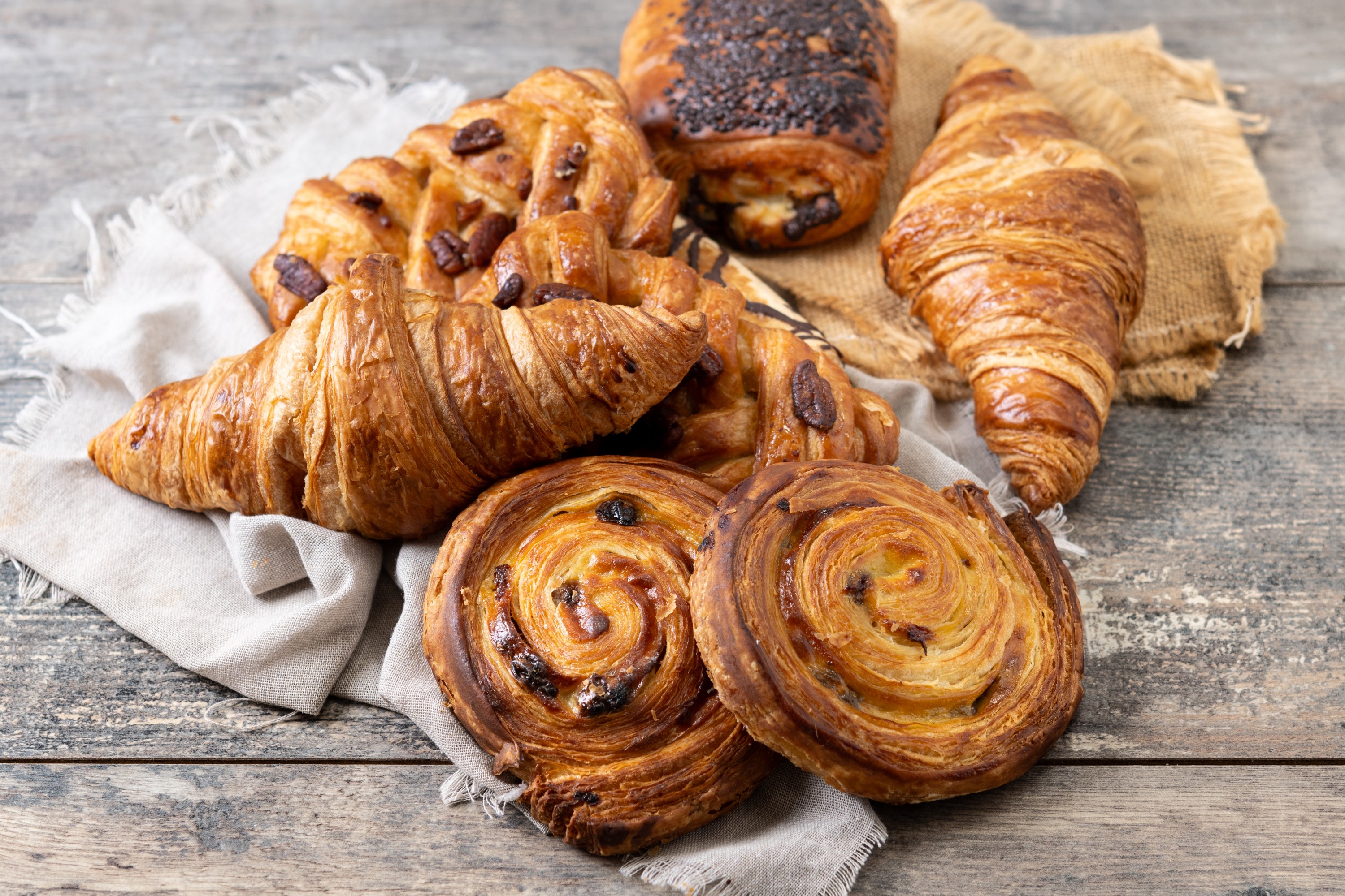 Set de pâtisseries de boulangerie sur une table en bois