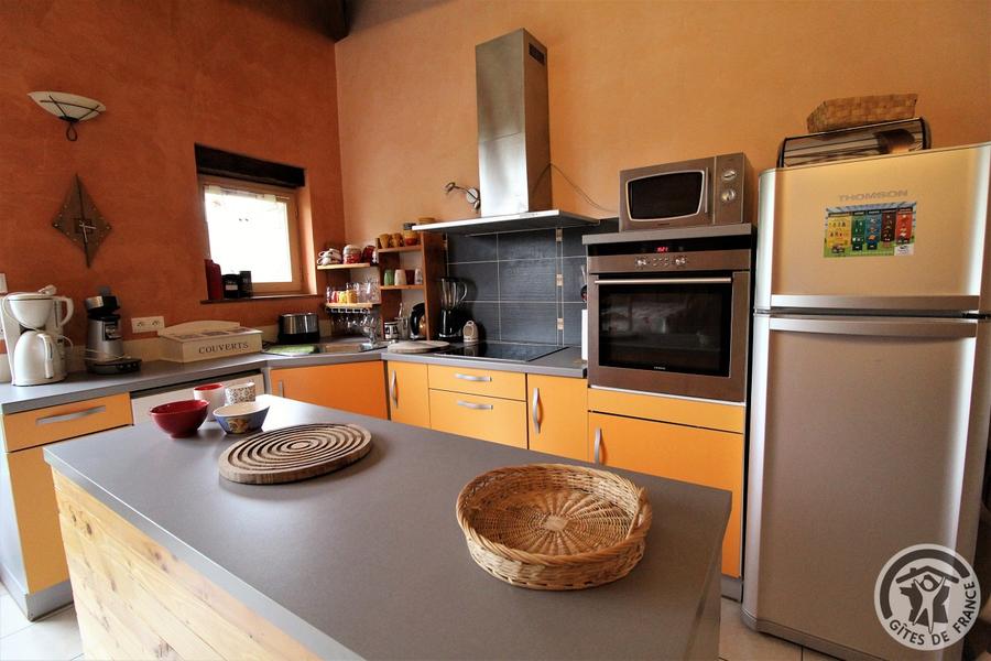 Grand gîte \'La Mamounière\' à St-Jean-la-Bussière - maison de vacances 4 chambres (Rhône, Beaujolais vert, Près du Lac des sapins) : espace cuisine.