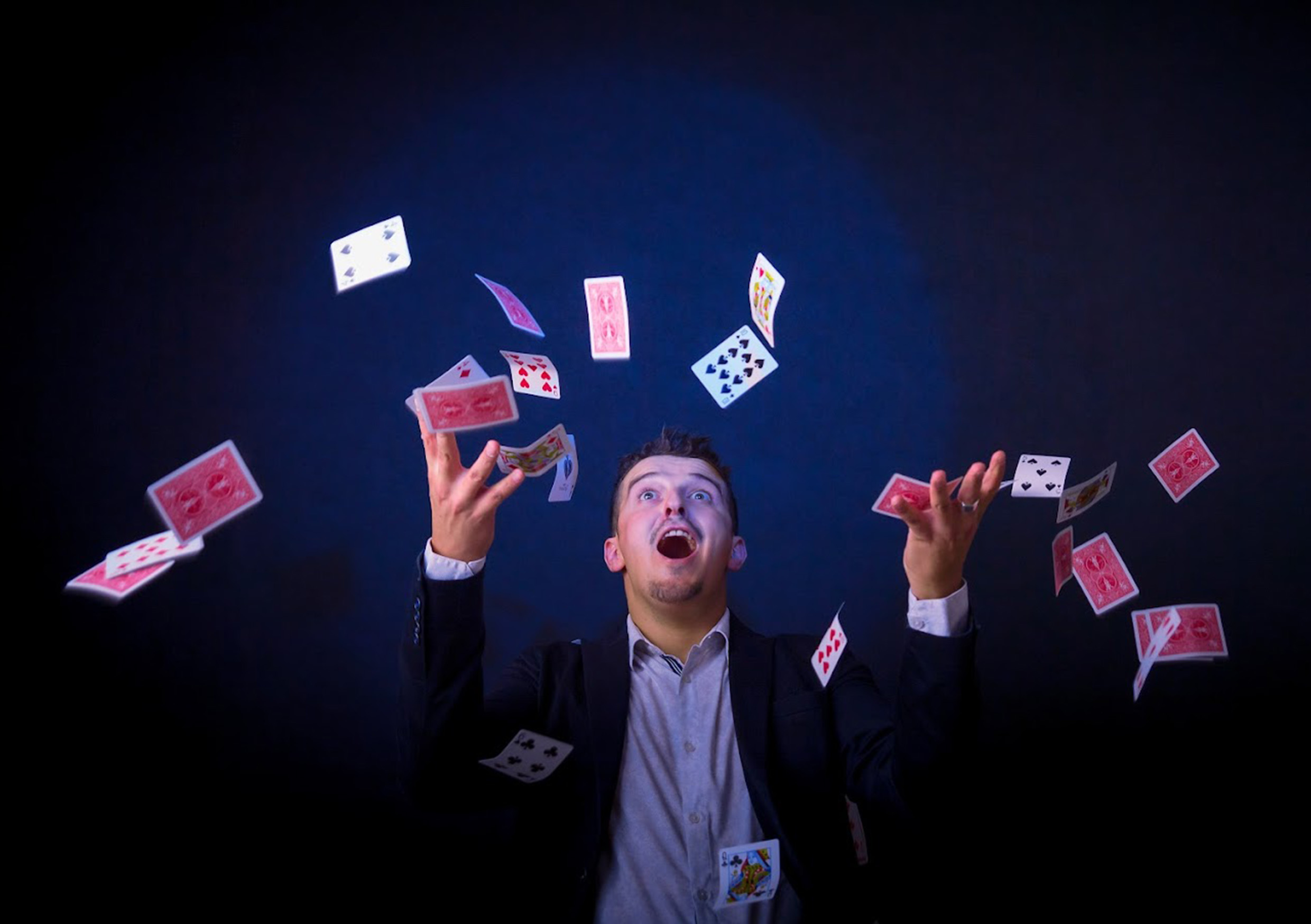 Eddy die kaarten gooit