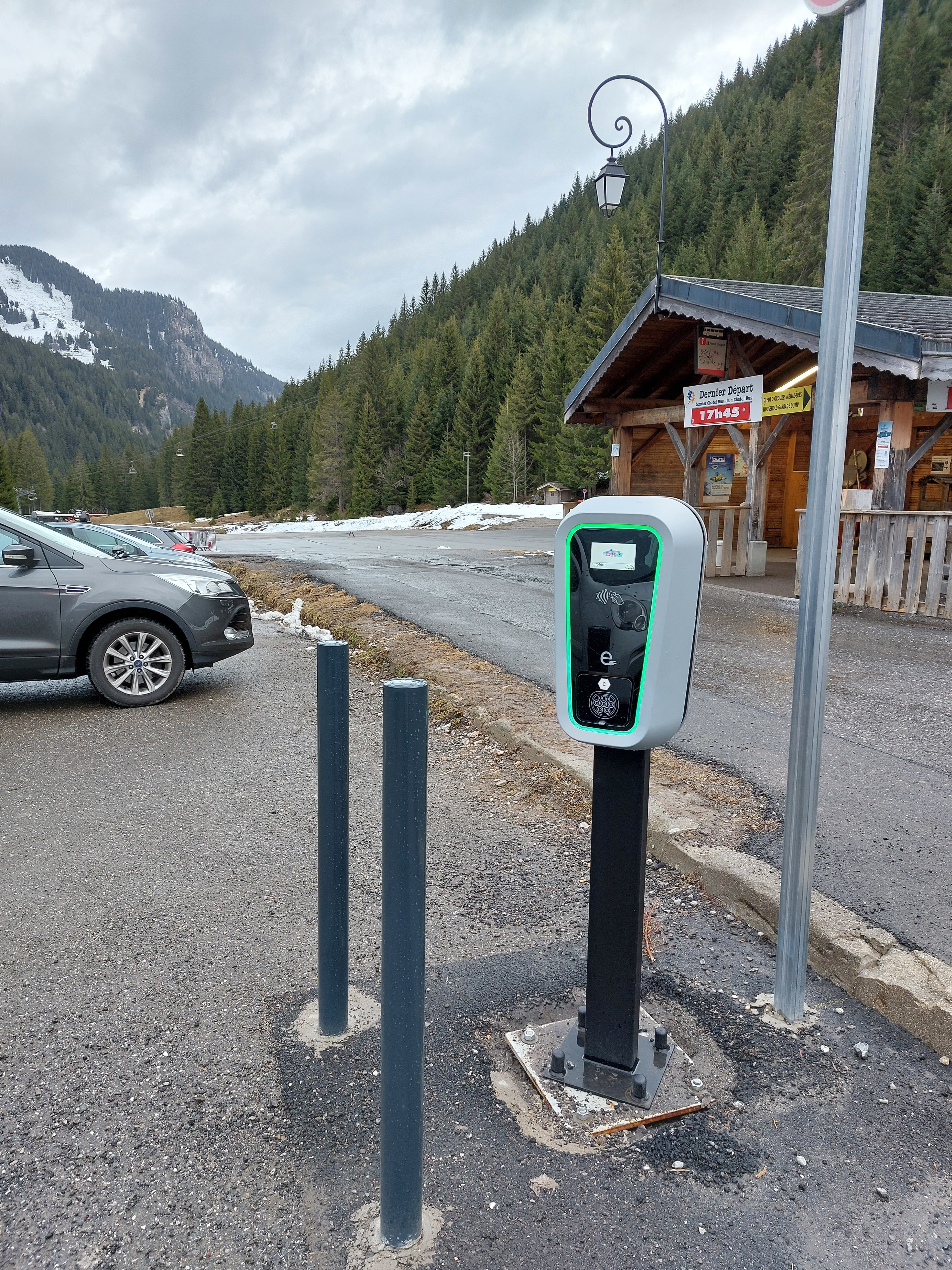 Borne de rechargement pour véhicules électriques