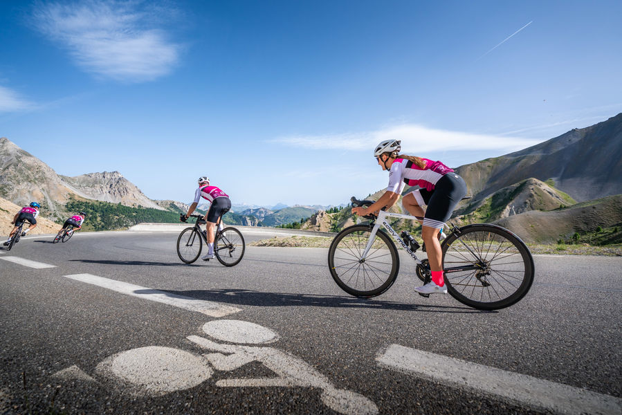 Rassemblement de cyclistes - Cols réservés - � Alpes Photographies