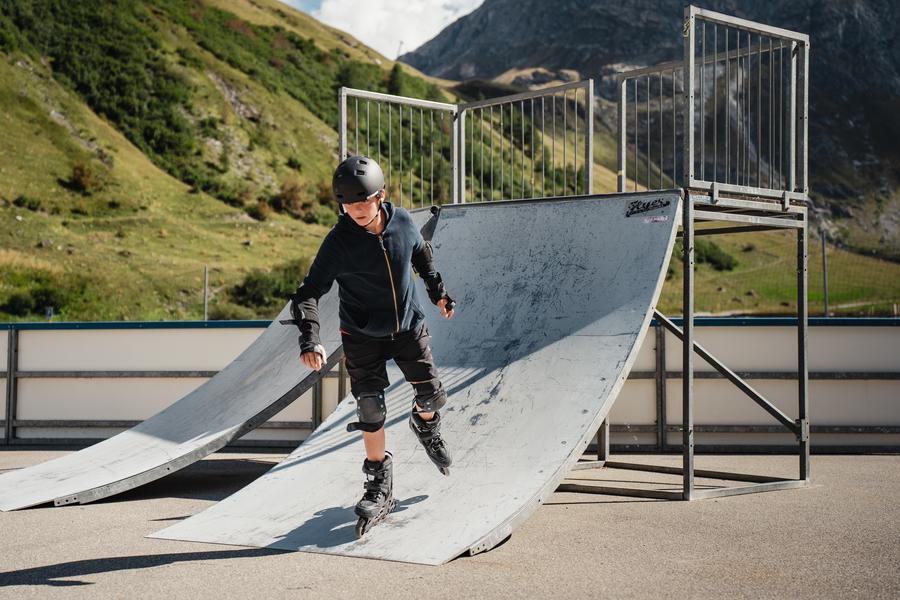 Enfants qui s'amusent sur le skate park de Val d'Isère dans la vallée du Manchet