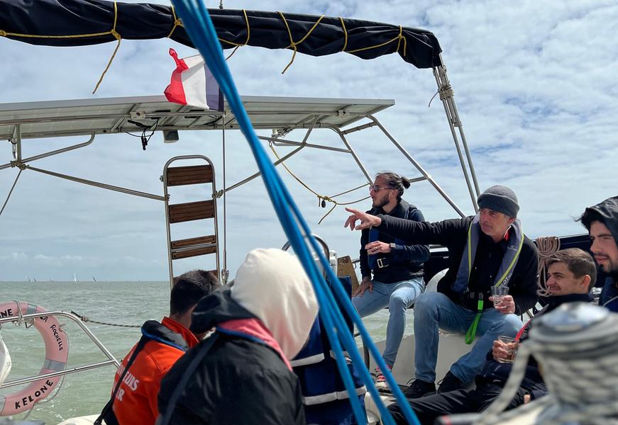 Groupes de personnes assises dans le bateau