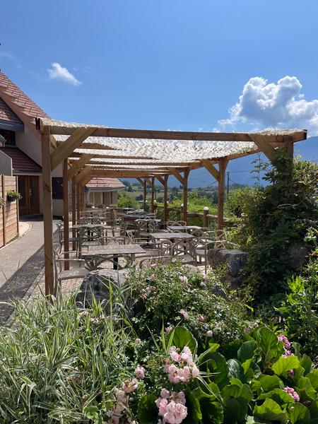 Terrasse du restaurant Les quatre saisons à Dullin