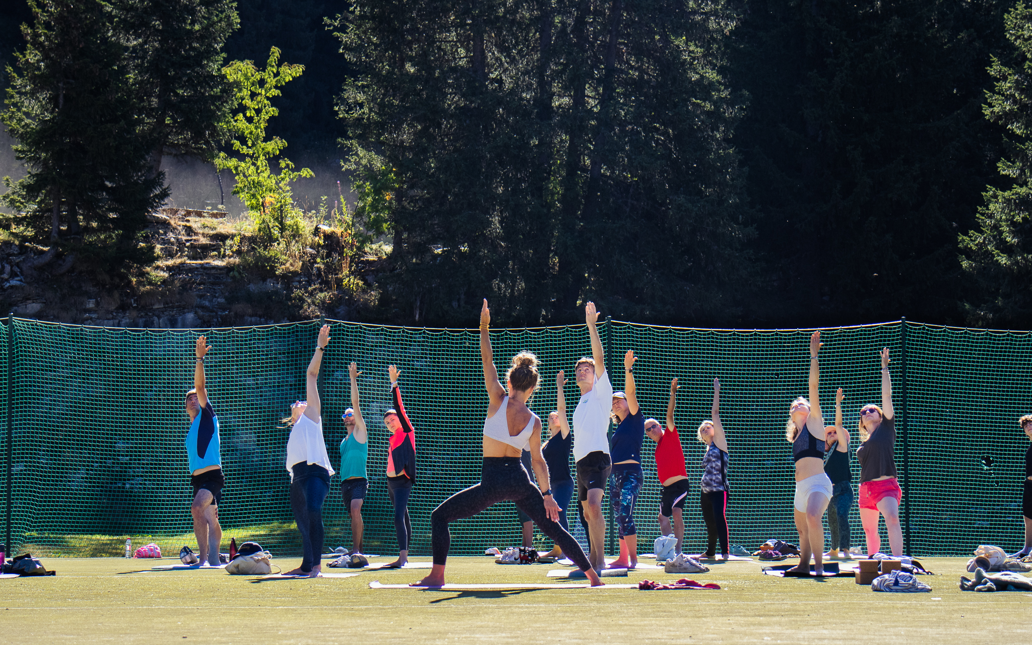 Vue de face sur le cours de yoga