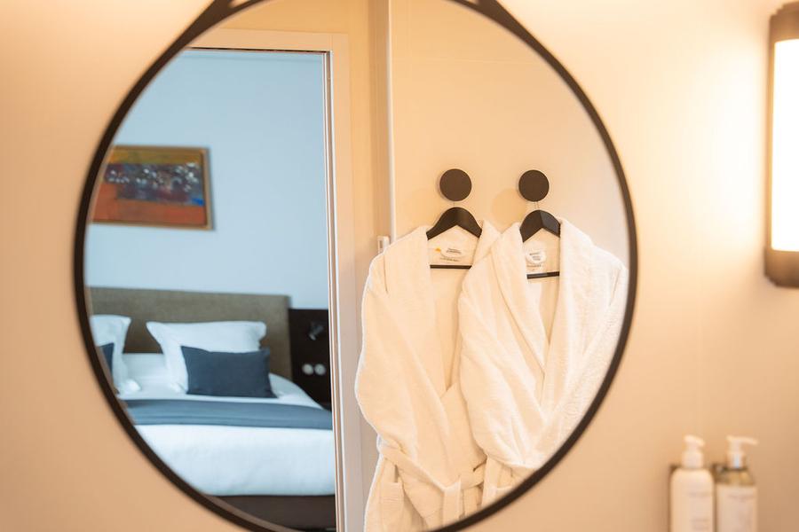 Miroir et peignoirs