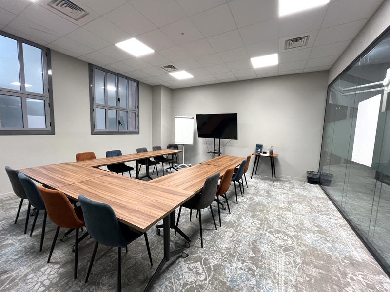 Notre Salle Masséna est idéale pour vos réunions et ateliers en petit comité. Réservable à la demi-journée ou à la journée, cet espace offre une atmosphère propice à la productivité.