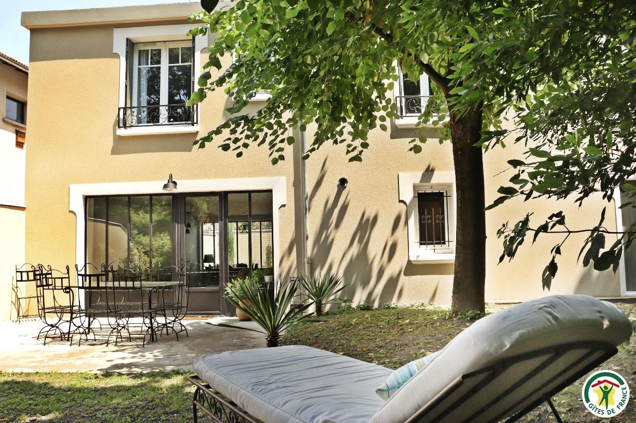 Terrasse dans le jardin à l'arrière de la maison