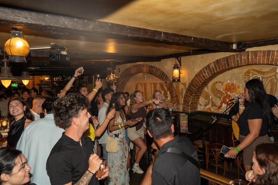 Photo de groupe lors d’un pub crawl à Nice, réunissant des participants venus du monde entier pour vivre la vie nocturne de la Côte d’Azur.