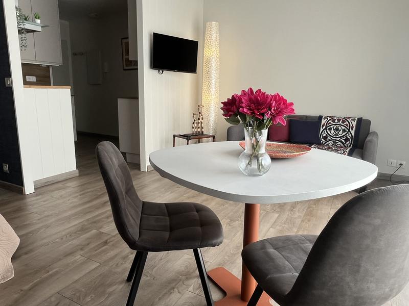 Une table et deux chaises dans le coin salon.