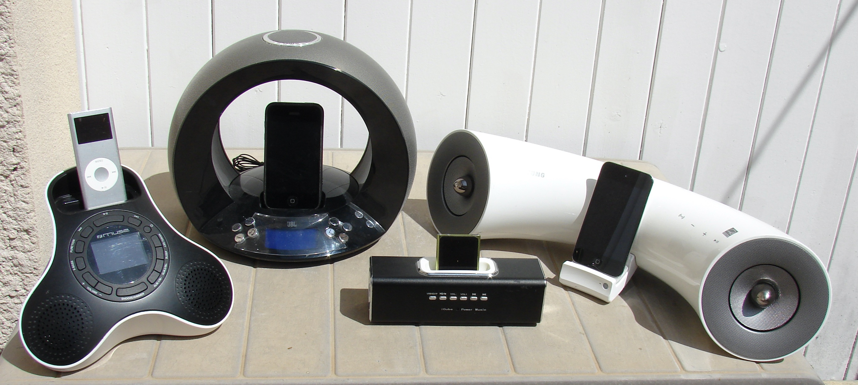 Exposition de stations d'accueil : docks for iPod, iPhone et iPad