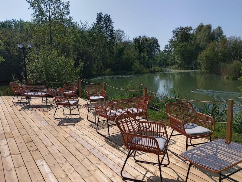 Salon de jardin le long du lac