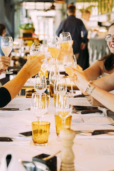 Des amis trinquant à l'apéro