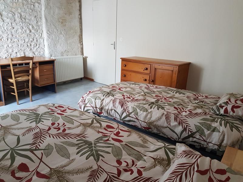 Chambre avec 2 lits simples et un bureau