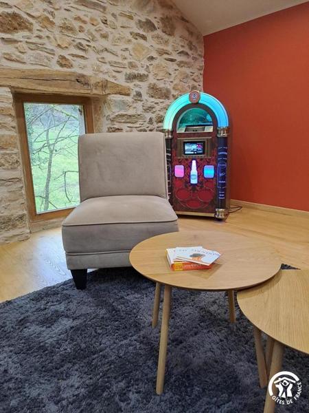 Le gîte du Tilleul de Bressolles - Le Bez - Gîtes de France Sud - salon avec jukebox