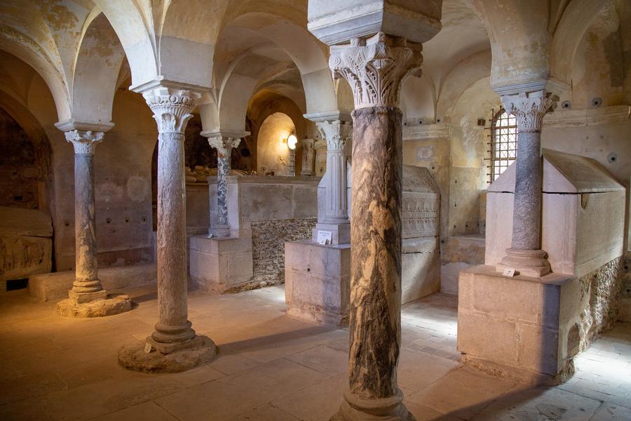 La crypte Saint-Paul, ses colonnes gallo-romaines et ses sarcophages mérovingiens La crypte Saint-Paul, ses colonnes gallo-romaines et ses sarcophages mérovingiens
