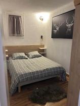 Chambre à coucher avec lit double et fenêtre