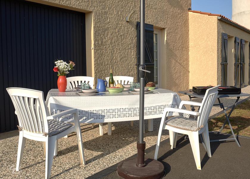 Table dressée sur la terrasse