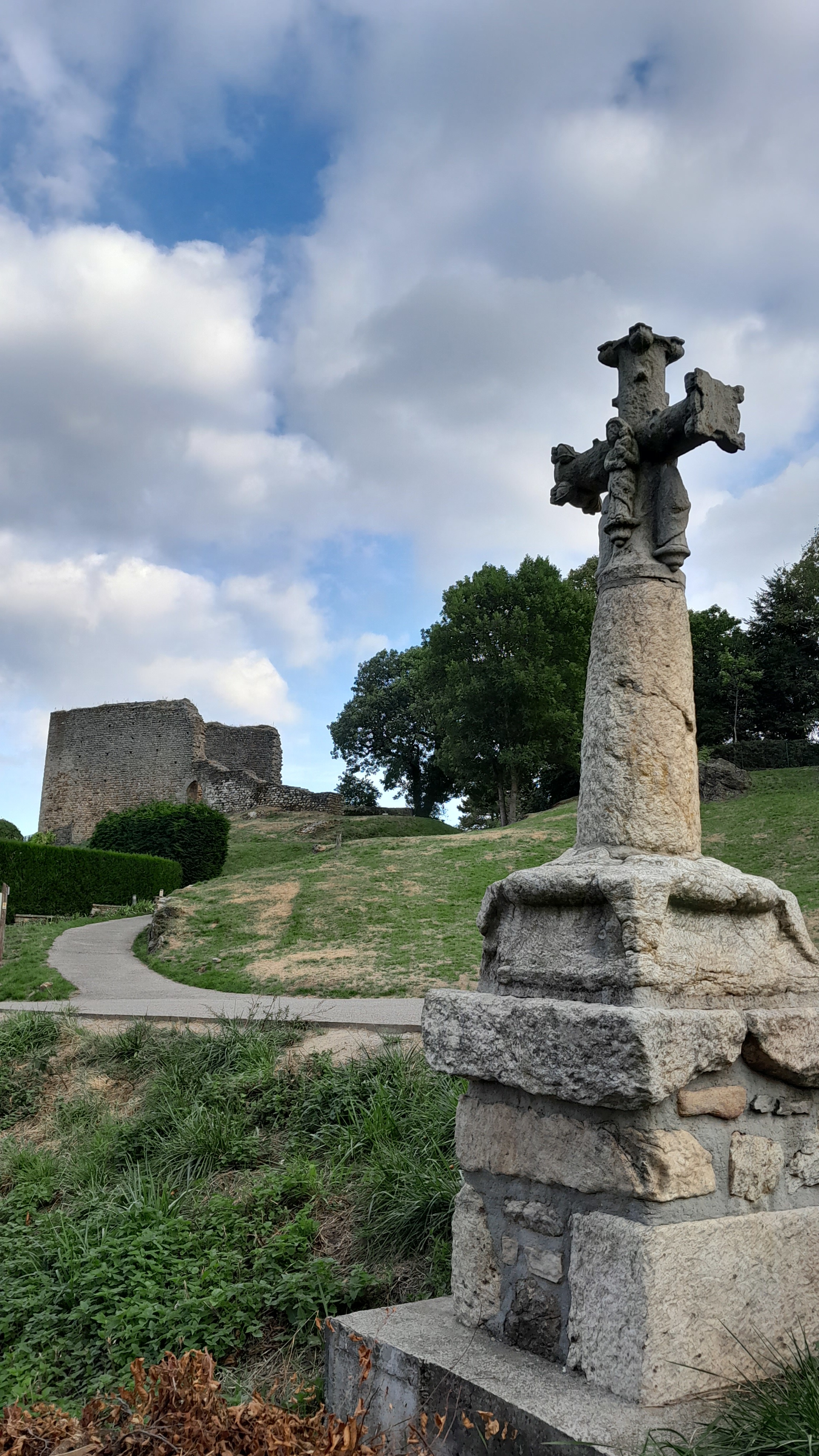 Croix et ruines du donjon